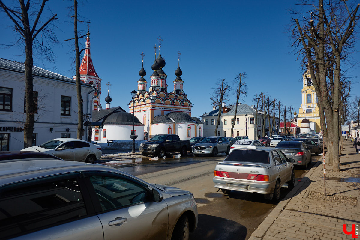 В Суздале назревает кризис. Город страдает от неконтролируемого потока автомобилей и сомнительных элементов благоустройства. Культуролог Анна Ильина сравнивает местную архитектуру с живым организмом, который сегодня подвергается серьезному испытанию.