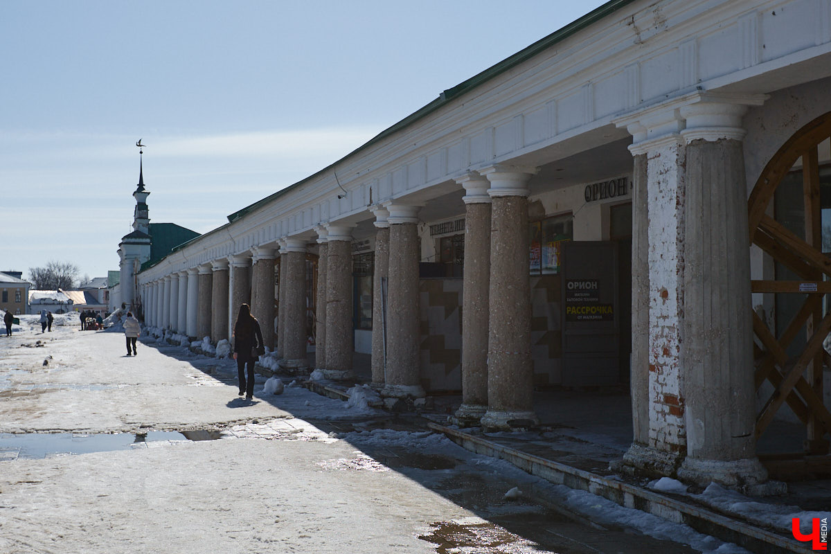 В Суздале назревает кризис. Город страдает от неконтролируемого потока автомобилей и сомнительных элементов благоустройства. Культуролог Анна Ильина сравнивает местную архитектуру с живым организмом, который сегодня подвергается серьезному испытанию.