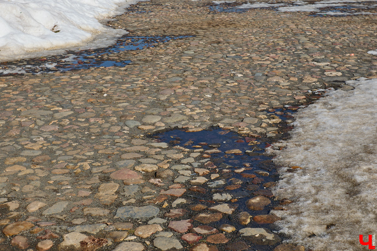 В Суздале назревает кризис. Город страдает от неконтролируемого потока автомобилей и сомнительных элементов благоустройства. Культуролог Анна Ильина сравнивает местную архитектуру с живым организмом, который сегодня подвергается серьезному испытанию.