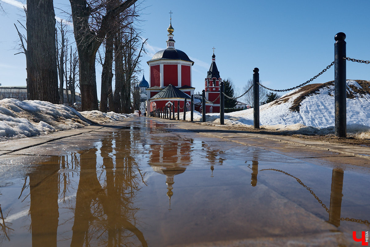В Суздале назревает кризис. Город страдает от неконтролируемого потока автомобилей и сомнительных элементов благоустройства. Культуролог Анна Ильина сравнивает местную архитектуру с живым организмом, который сегодня подвергается серьезному испытанию.