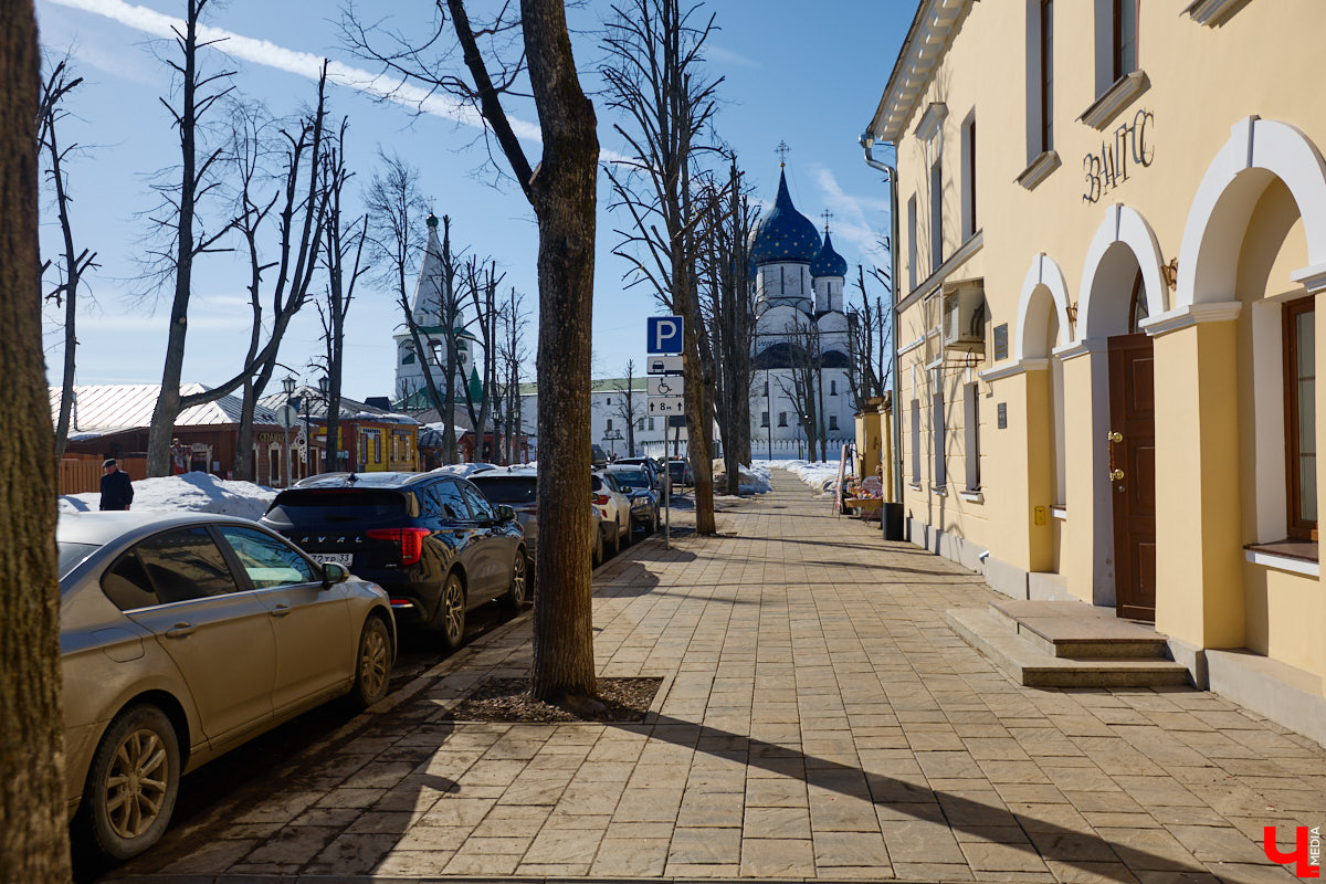 В Суздале назревает кризис. Город страдает от неконтролируемого потока автомобилей и сомнительных элементов благоустройства. Культуролог Анна Ильина сравнивает местную архитектуру с живым организмом, который сегодня подвергается серьезному испытанию.