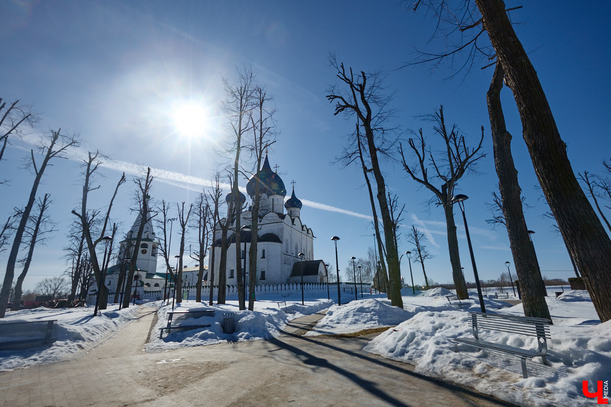 В Суздале назревает кризис. Город страдает от неконтролируемого потока автомобилей и сомнительных элементов благоустройства. Культуролог Анна Ильина сравнивает местную архитектуру с живым организмом, который сегодня подвергается серьезному испытанию.