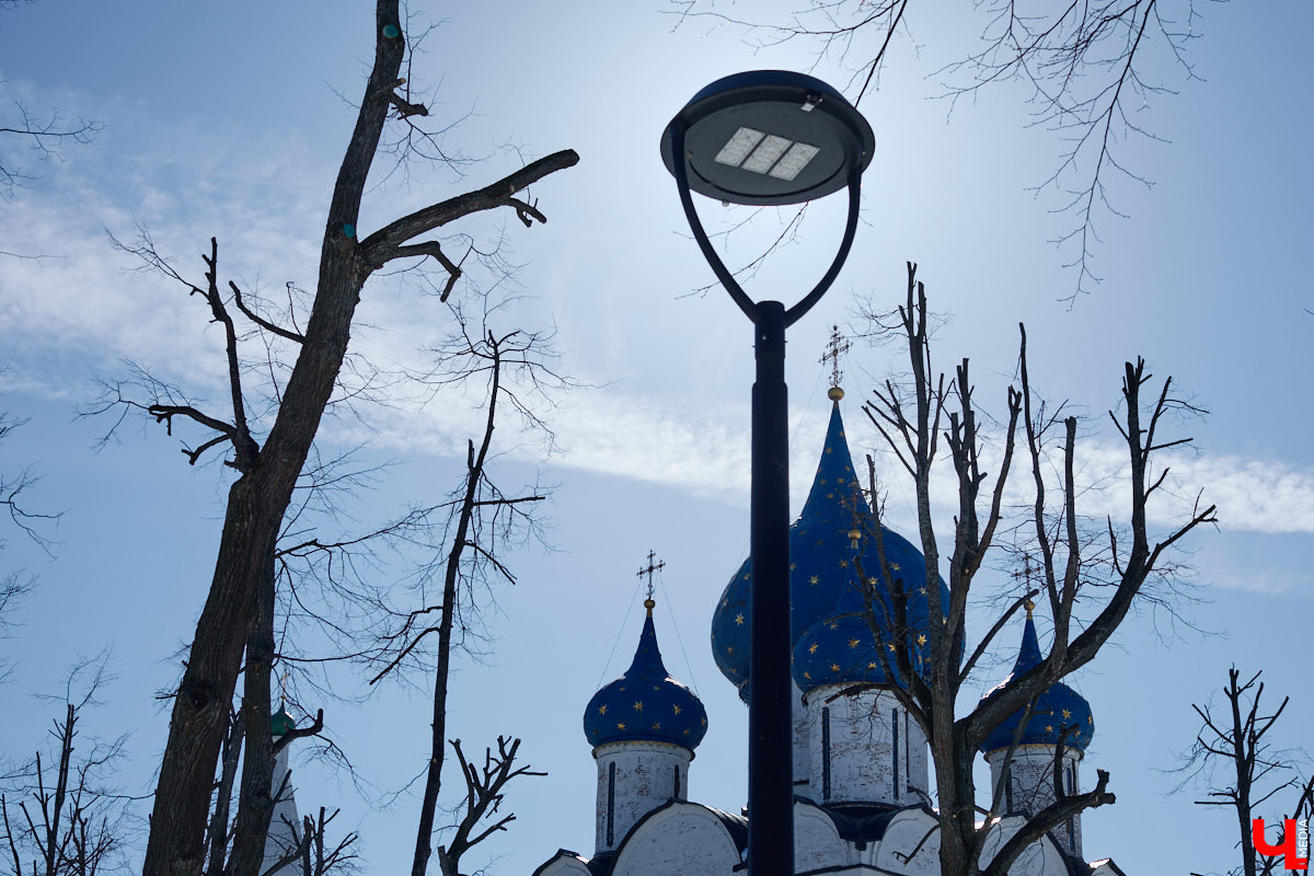 В Суздале назревает кризис. Город страдает от неконтролируемого потока автомобилей и сомнительных элементов благоустройства. Культуролог Анна Ильина сравнивает местную архитектуру с живым организмом, который сегодня подвергается серьезному испытанию.