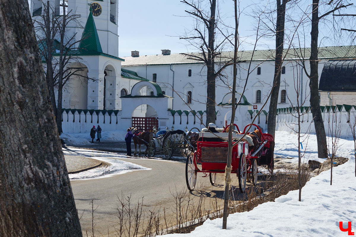 В Суздале назревает кризис. Город страдает от неконтролируемого потока автомобилей и сомнительных элементов благоустройства. Культуролог Анна Ильина сравнивает местную архитектуру с живым организмом, который сегодня подвергается серьезному испытанию.