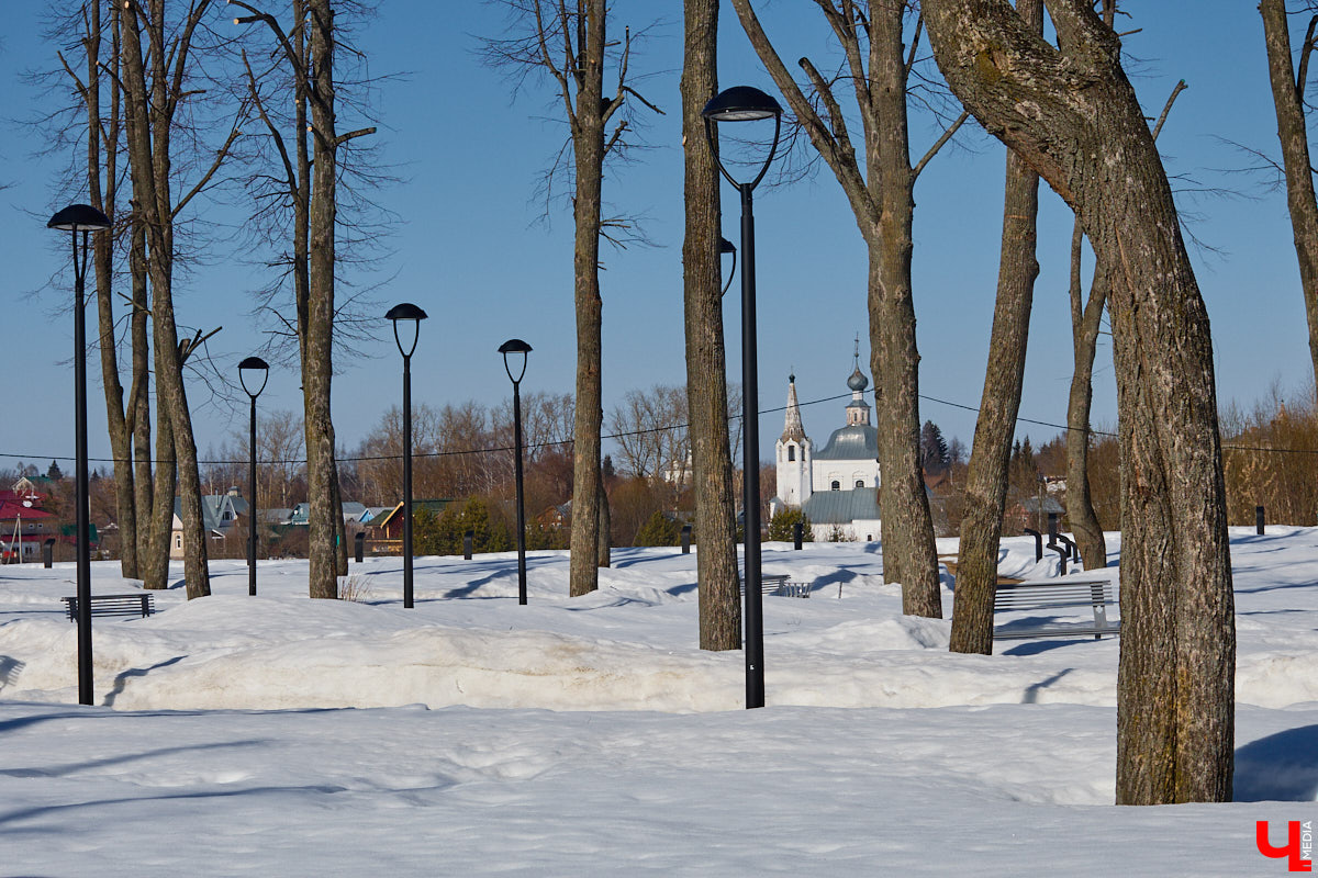 В Суздале назревает кризис. Город страдает от неконтролируемого потока автомобилей и сомнительных элементов благоустройства. Культуролог Анна Ильина сравнивает местную архитектуру с живым организмом, который сегодня подвергается серьезному испытанию.