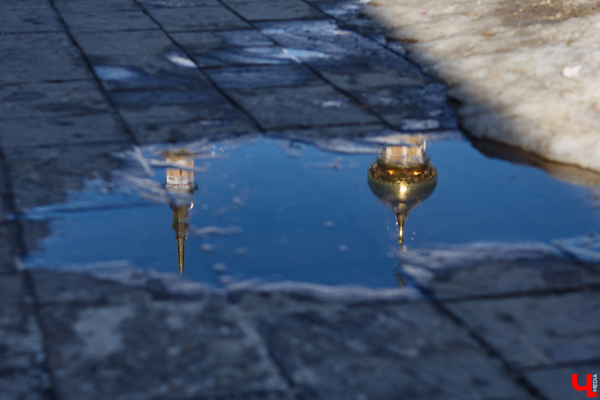 В Суздале назревает кризис. Город страдает от неконтролируемого потока автомобилей и сомнительных элементов благоустройства. Культуролог Анна Ильина сравнивает местную архитектуру с живым организмом, который сегодня подвергается серьезному испытанию.