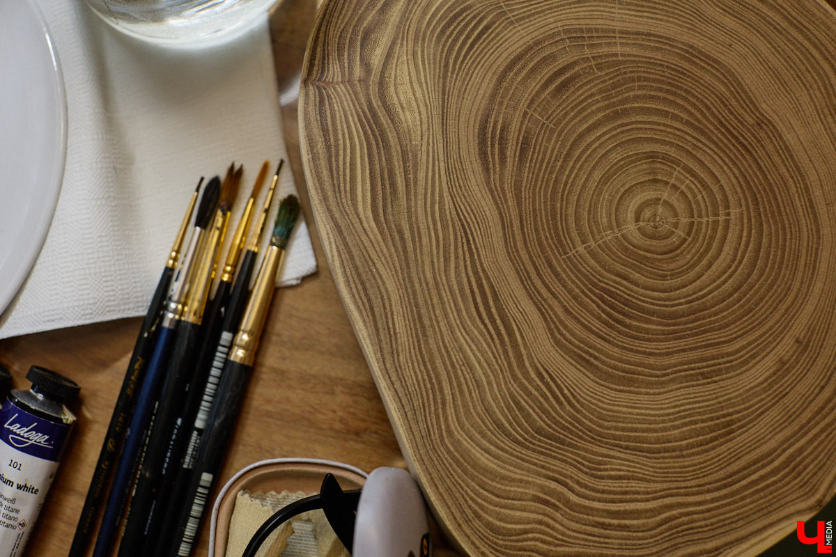 Владимирская художница Анна Костикова рисует свои картины на необычном материале. В качестве холста она использует спилы деревьев. Они придают работам текстуру и теплоту. Сейчас в центре внимания мастера храм Покрова на Нерли.