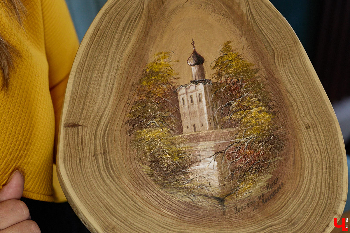 Владимирская художница Анна Костикова рисует свои картины на необычном материале. В качестве холста она использует спилы деревьев. Они придают работам текстуру и теплоту. Сейчас в центре внимания мастера храм Покрова на Нерли.