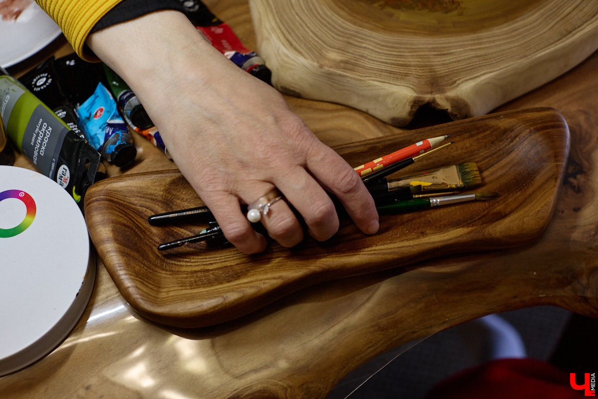 Владимирская художница Анна Костикова рисует свои картины на необычном материале. В качестве холста она использует спилы деревьев. Они придают работам текстуру и теплоту. Сейчас в центре внимания мастера храм Покрова на Нерли.