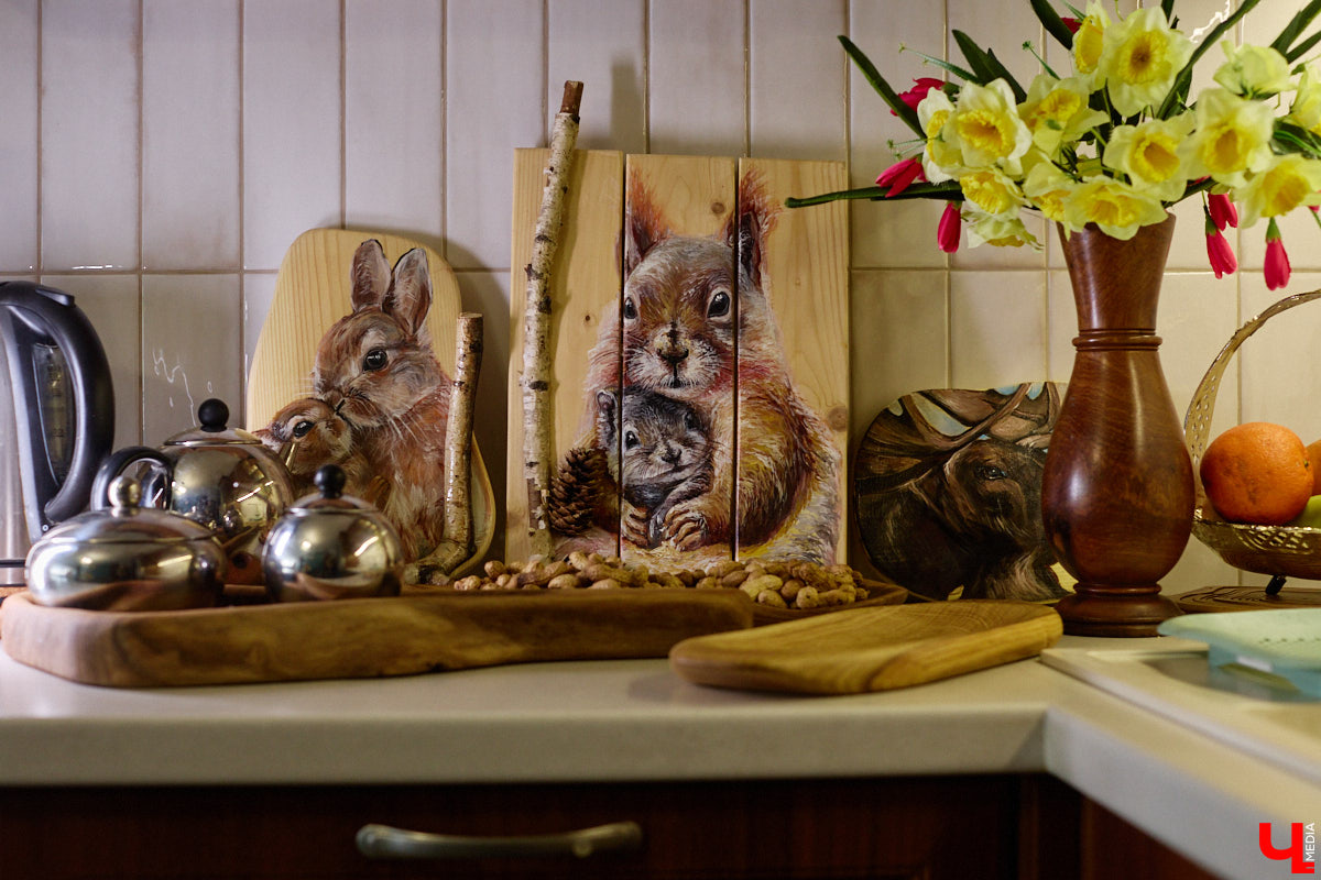 Владимирская художница Анна Костикова рисует свои картины на необычном материале. В качестве холста она использует спилы деревьев. Они придают работам текстуру и теплоту. Сейчас в центре внимания мастера храм Покрова на Нерли.