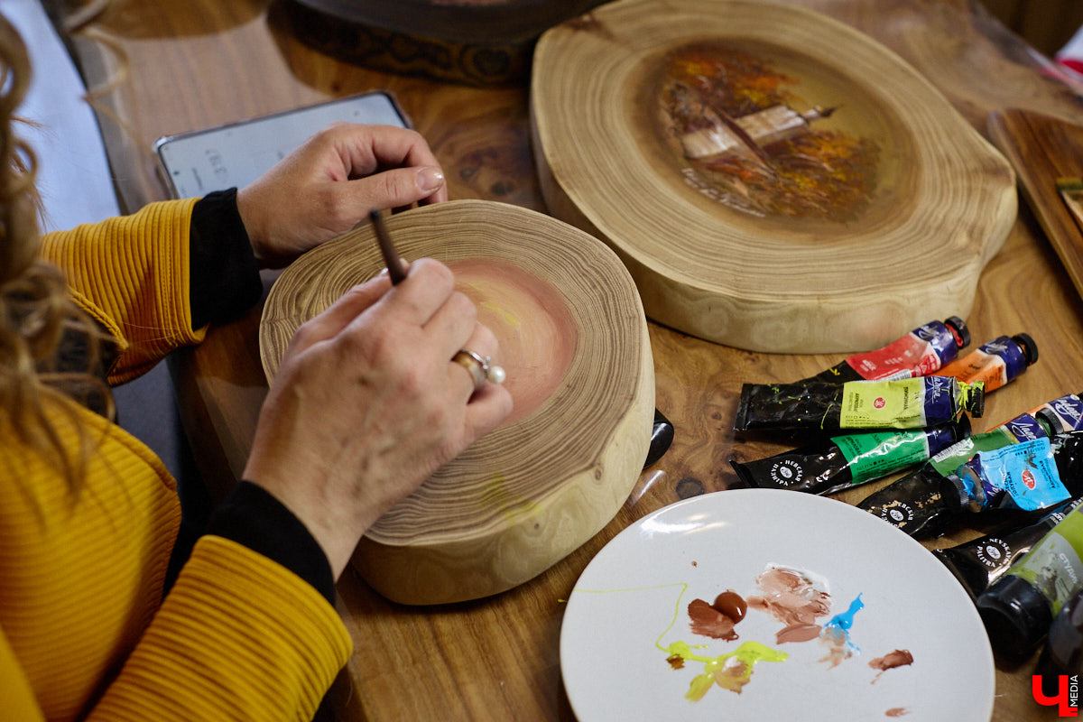 Владимирская художница Анна Костикова рисует свои картины на необычном материале. В качестве холста она использует спилы деревьев. Они придают работам текстуру и теплоту. Сейчас в центре внимания мастера храм Покрова на Нерли.