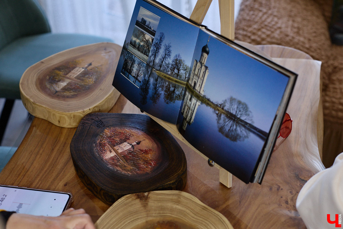 Владимирская художница Анна Костикова рисует свои картины на необычном материале. В качестве холста она использует спилы деревьев. Они придают работам текстуру и теплоту. Сейчас в центре внимания мастера храм Покрова на Нерли.