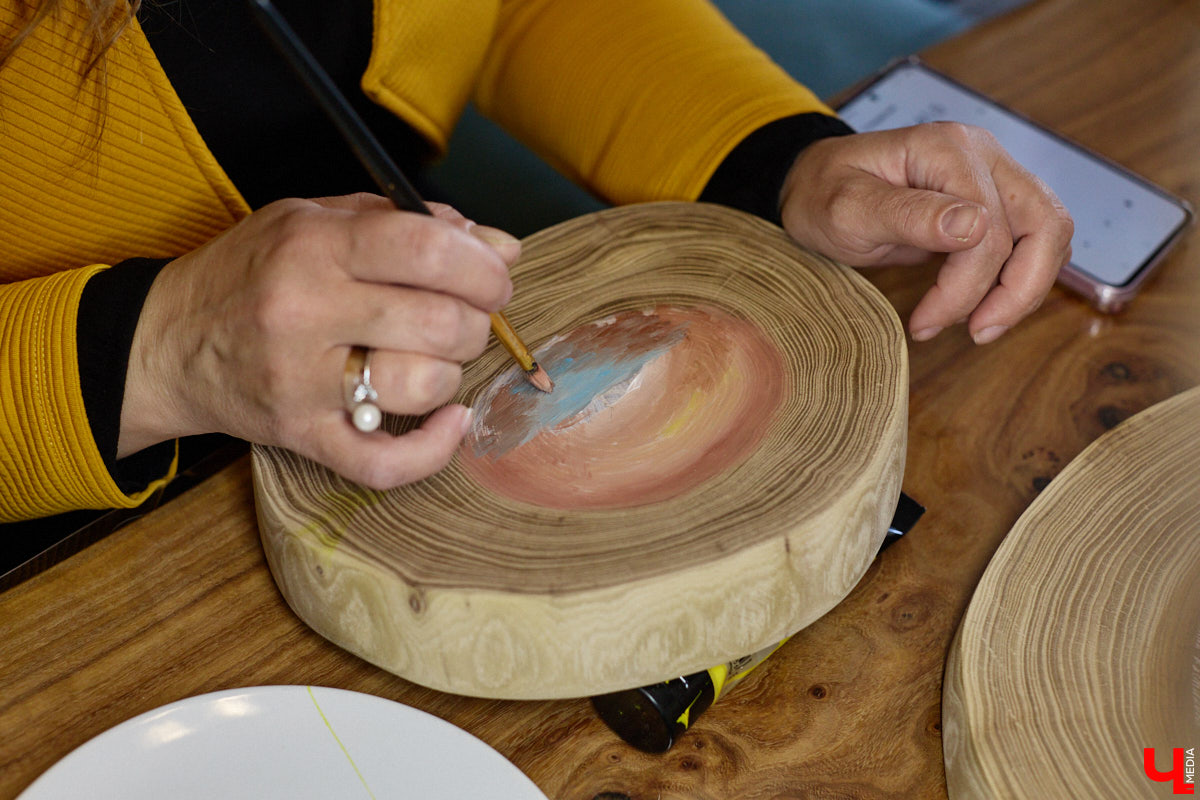 Владимирская художница Анна Костикова рисует свои картины на необычном материале. В качестве холста она использует спилы деревьев. Они придают работам текстуру и теплоту. Сейчас в центре внимания мастера храм Покрова на Нерли.