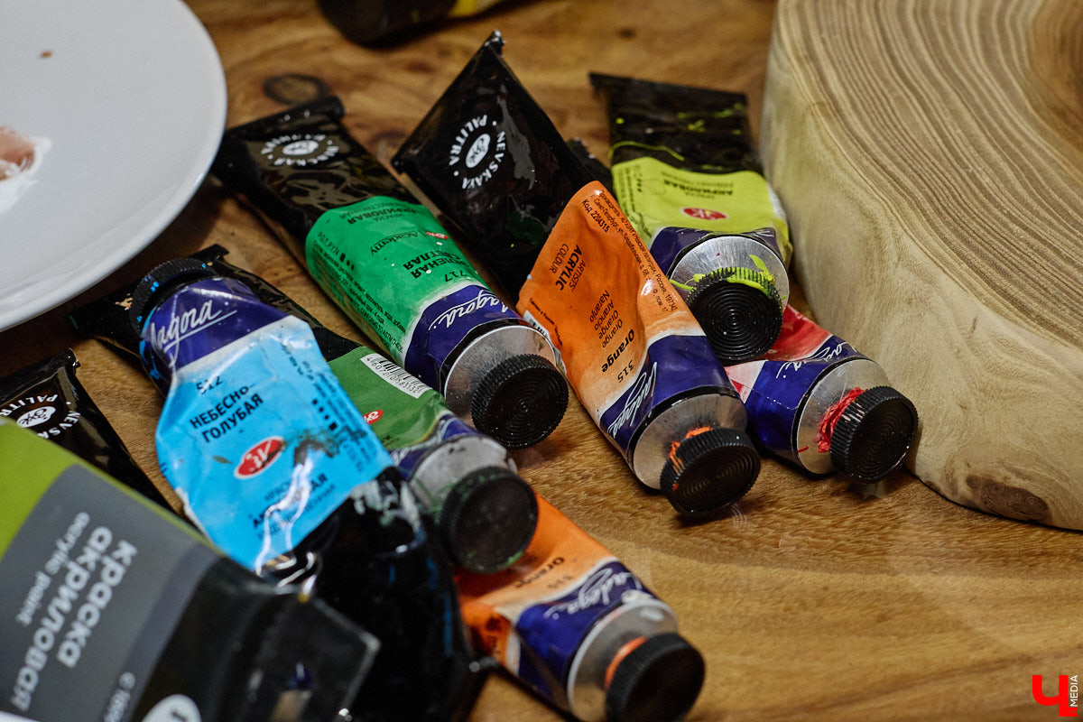 Владимирская художница Анна Костикова рисует свои картины на необычном материале. В качестве холста она использует спилы деревьев. Они придают работам текстуру и теплоту. Сейчас в центре внимания мастера храм Покрова на Нерли.