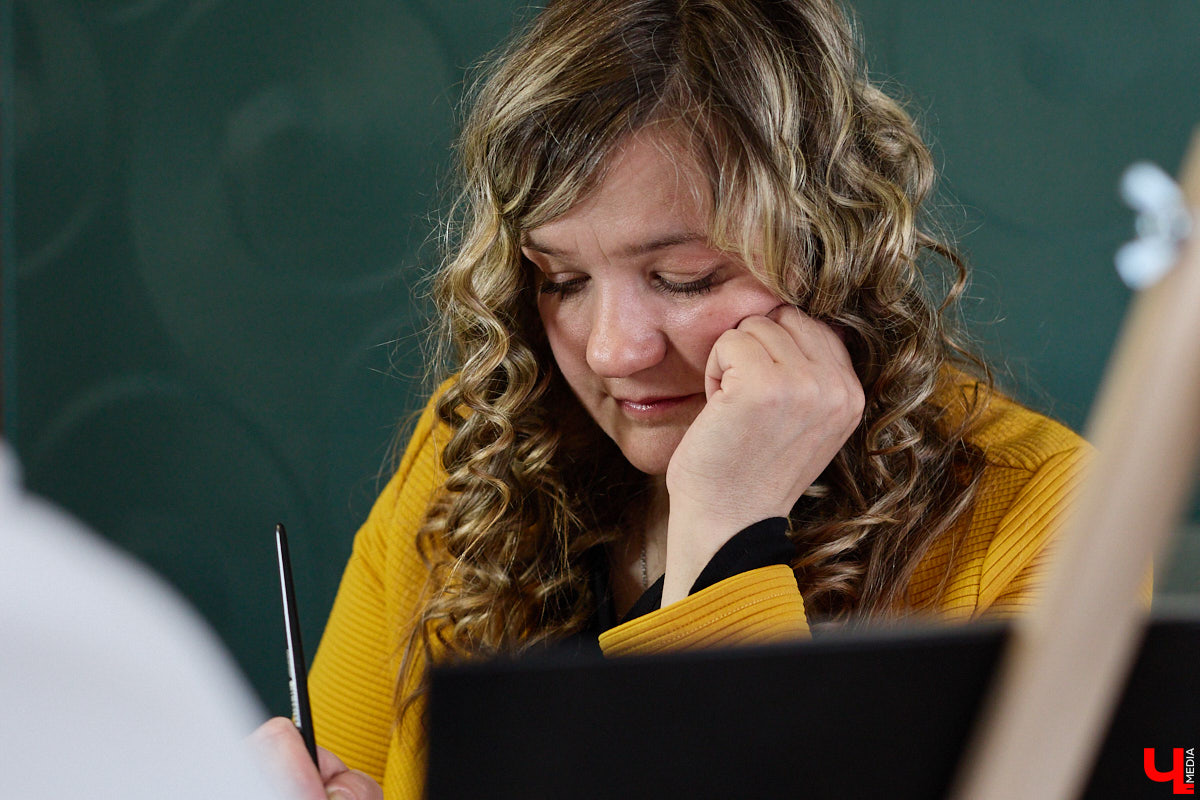 Владимирская художница Анна Костикова рисует свои картины на необычном материале. В качестве холста она использует спилы деревьев. Они придают работам текстуру и теплоту. Сейчас в центре внимания мастера храм Покрова на Нерли.