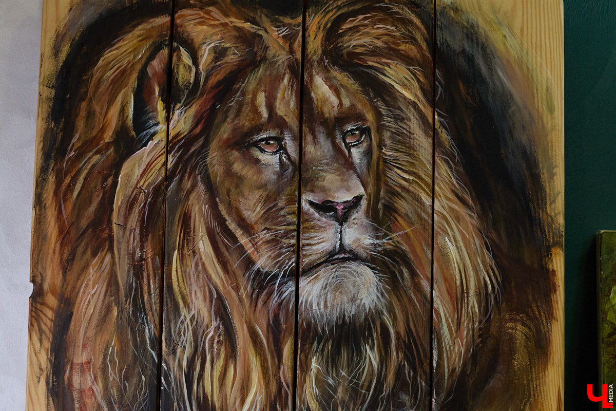 Владимирская художница Анна Костикова рисует свои картины на необычном материале. В качестве холста она использует спилы деревьев. Они придают работам текстуру и теплоту. Сейчас в центре внимания мастера храм Покрова на Нерли.