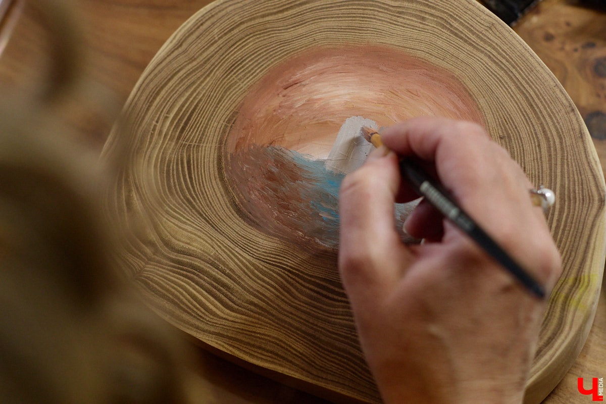 Владимирская художница Анна Костикова рисует свои картины на необычном материале. В качестве холста она использует спилы деревьев. Они придают работам текстуру и теплоту. Сейчас в центре внимания мастера храм Покрова на Нерли.