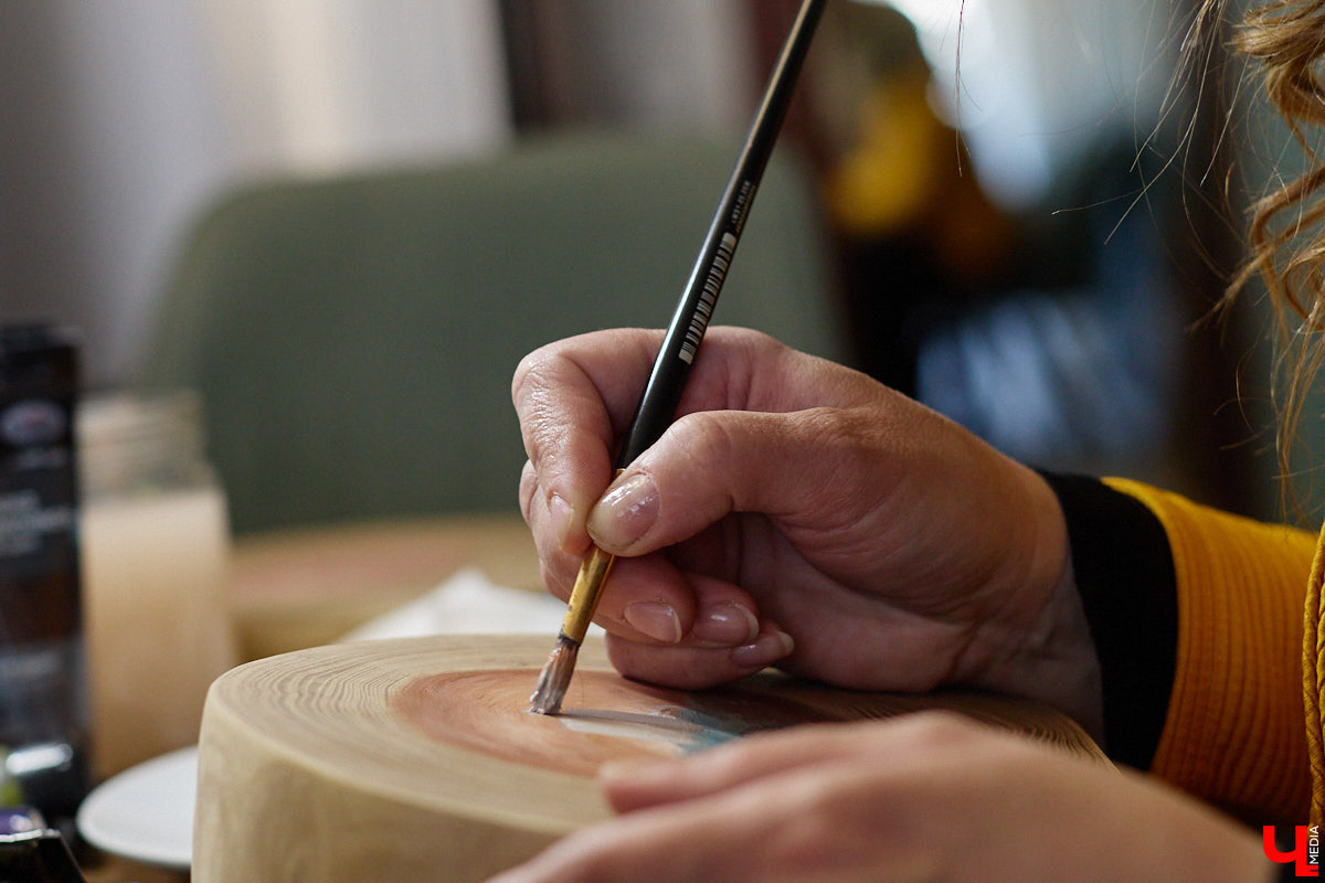 Владимирская художница Анна Костикова рисует свои картины на необычном материале. В качестве холста она использует спилы деревьев. Они придают работам текстуру и теплоту. Сейчас в центре внимания мастера храм Покрова на Нерли.