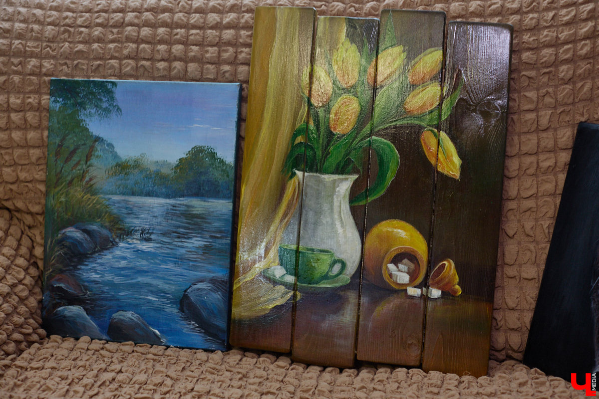 Владимирская художница Анна Костикова рисует свои картины на необычном материале. В качестве холста она использует спилы деревьев. Они придают работам текстуру и теплоту. Сейчас в центре внимания мастера храм Покрова на Нерли.