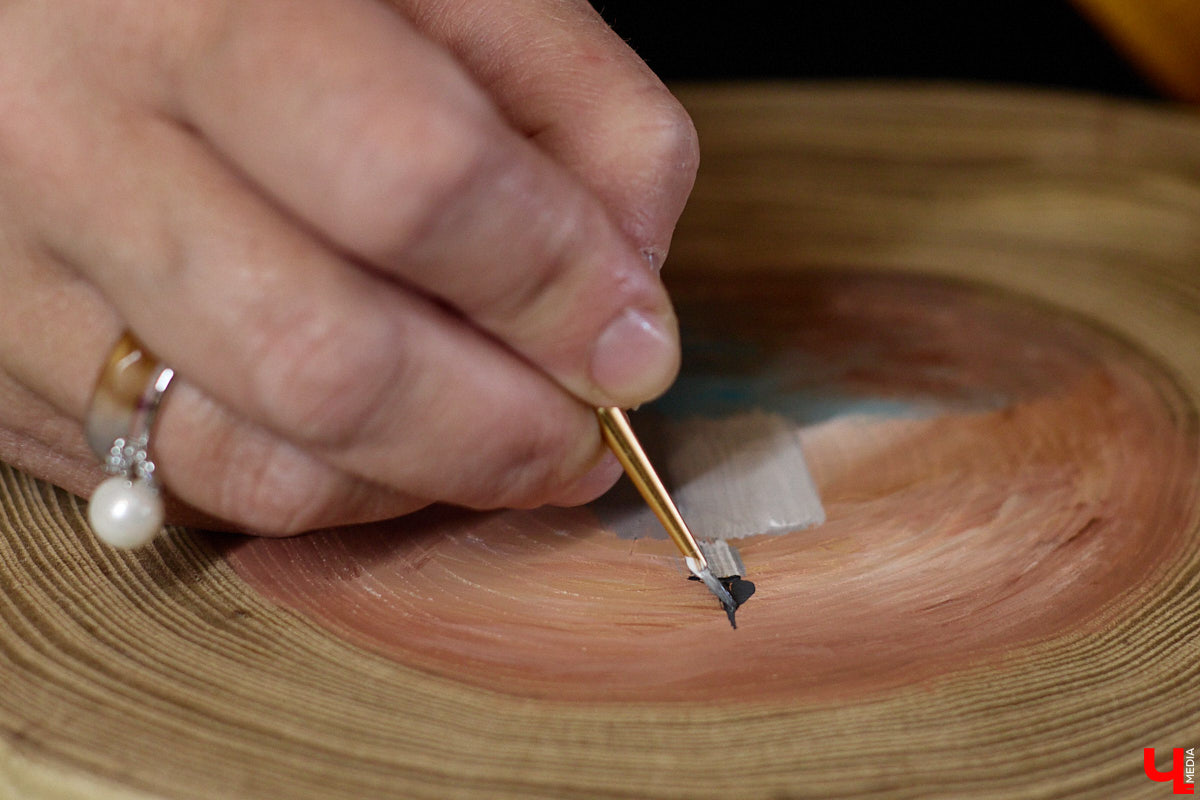 Владимирская художница Анна Костикова рисует свои картины на необычном материале. В качестве холста она использует спилы деревьев. Они придают работам текстуру и теплоту. Сейчас в центре внимания мастера храм Покрова на Нерли.