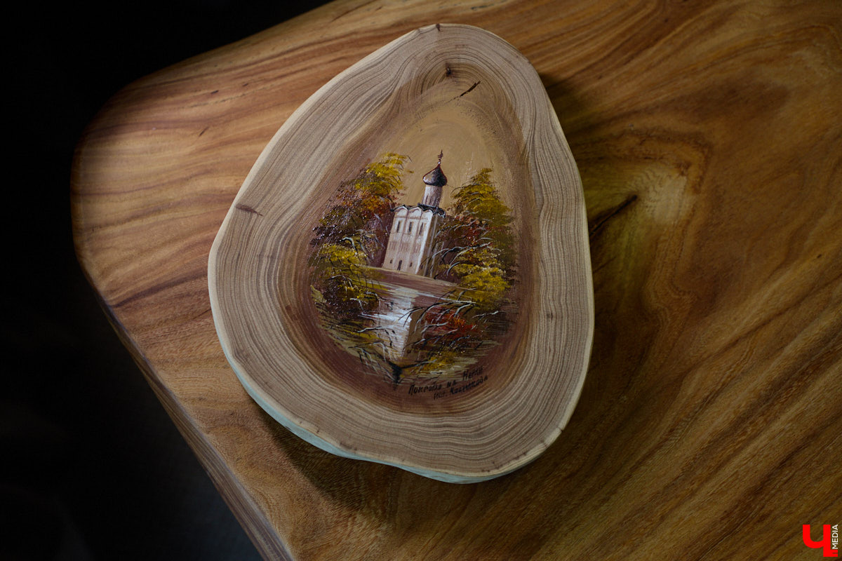 Владимирская художница Анна Костикова рисует свои картины на необычном материале. В качестве холста она использует спилы деревьев. Они придают работам текстуру и теплоту. Сейчас в центре внимания мастера храм Покрова на Нерли.