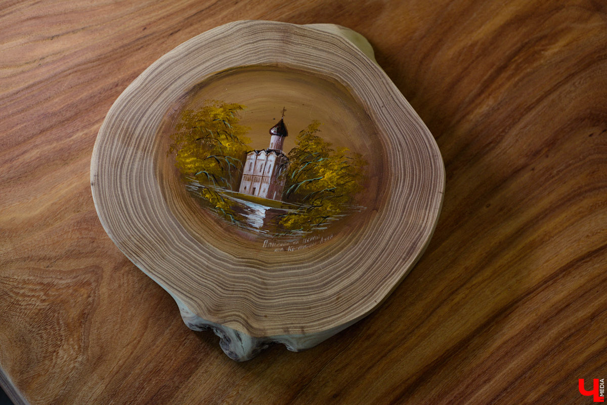 Владимирская художница Анна Костикова рисует свои картины на необычном материале. В качестве холста она использует спилы деревьев. Они придают работам текстуру и теплоту. Сейчас в центре внимания мастера храм Покрова на Нерли.