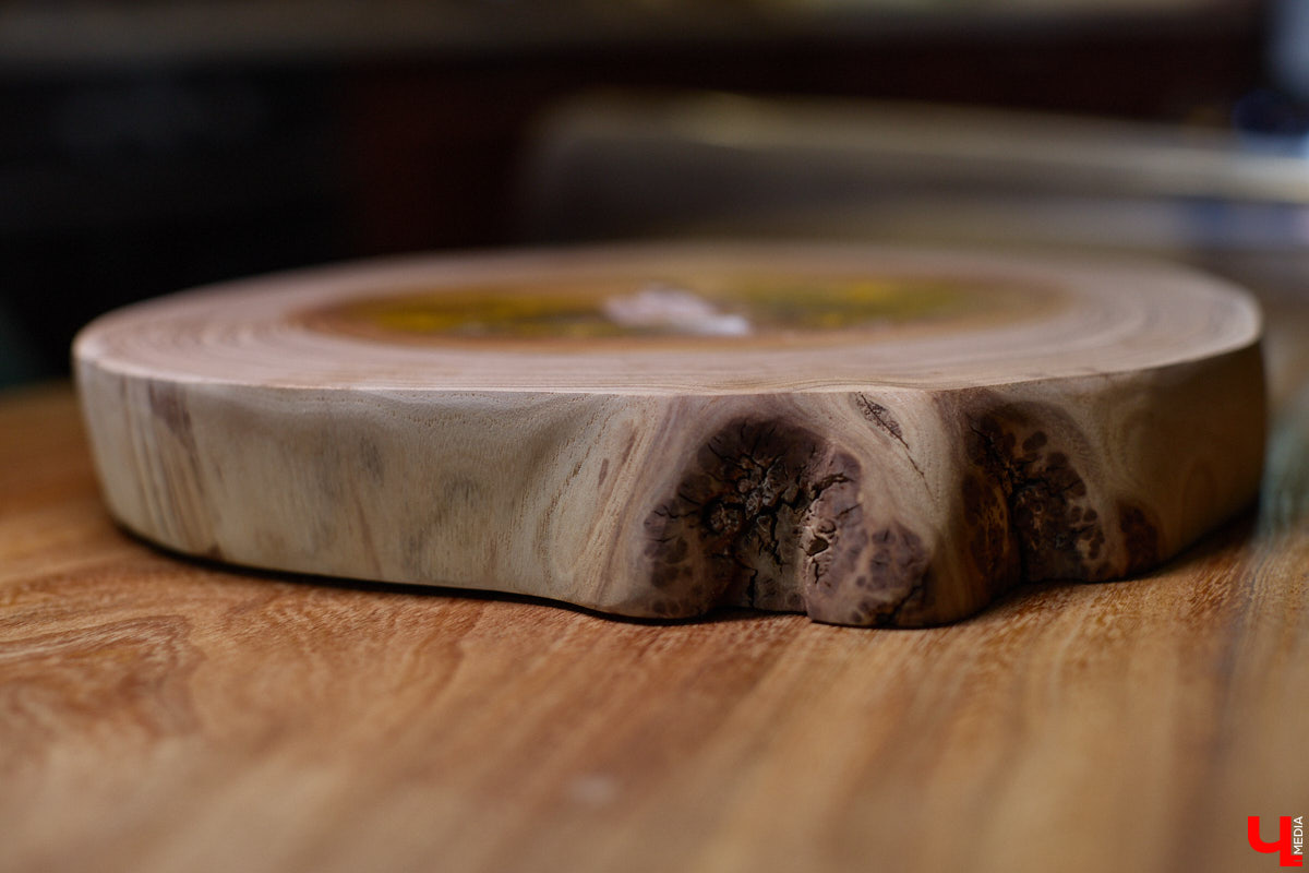 Владимирская художница Анна Костикова рисует свои картины на необычном материале. В качестве холста она использует спилы деревьев. Они придают работам текстуру и теплоту. Сейчас в центре внимания мастера храм Покрова на Нерли.