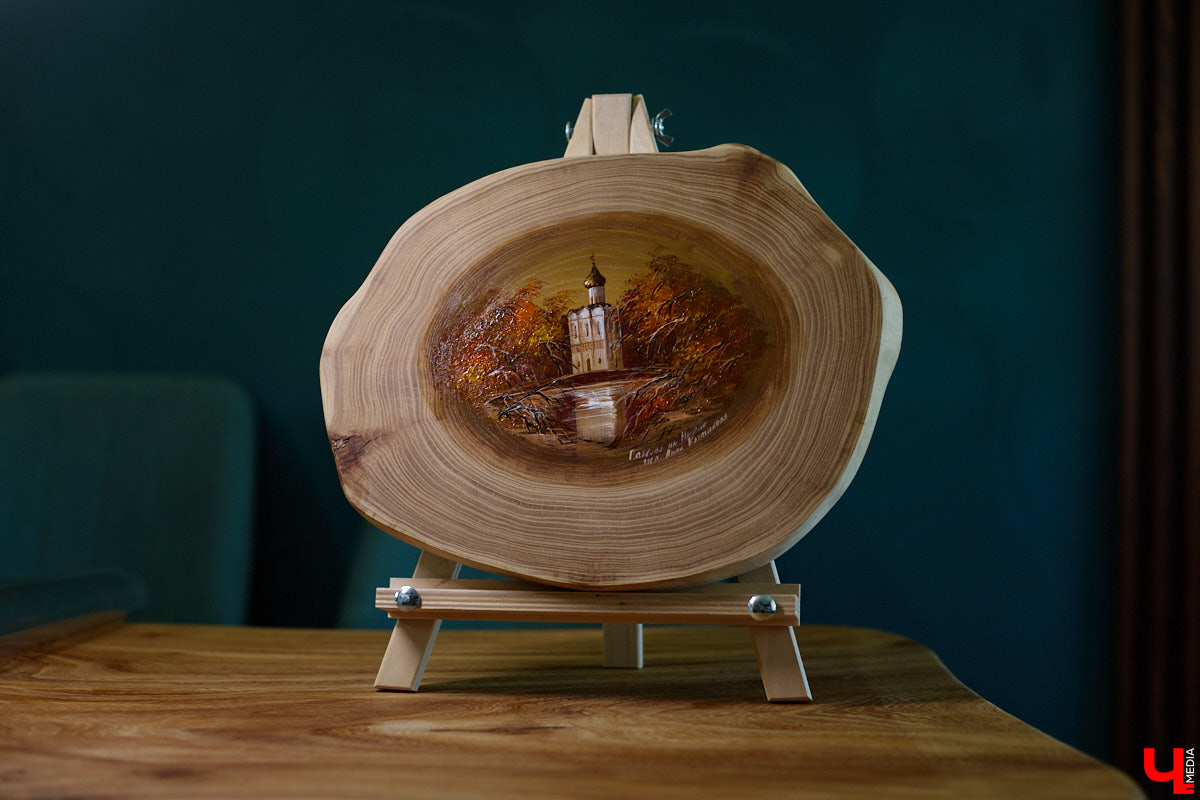 Владимирская художница Анна Костикова рисует свои картины на необычном материале. В качестве холста она использует спилы деревьев. Они придают работам текстуру и теплоту. Сейчас в центре внимания мастера храм Покрова на Нерли.