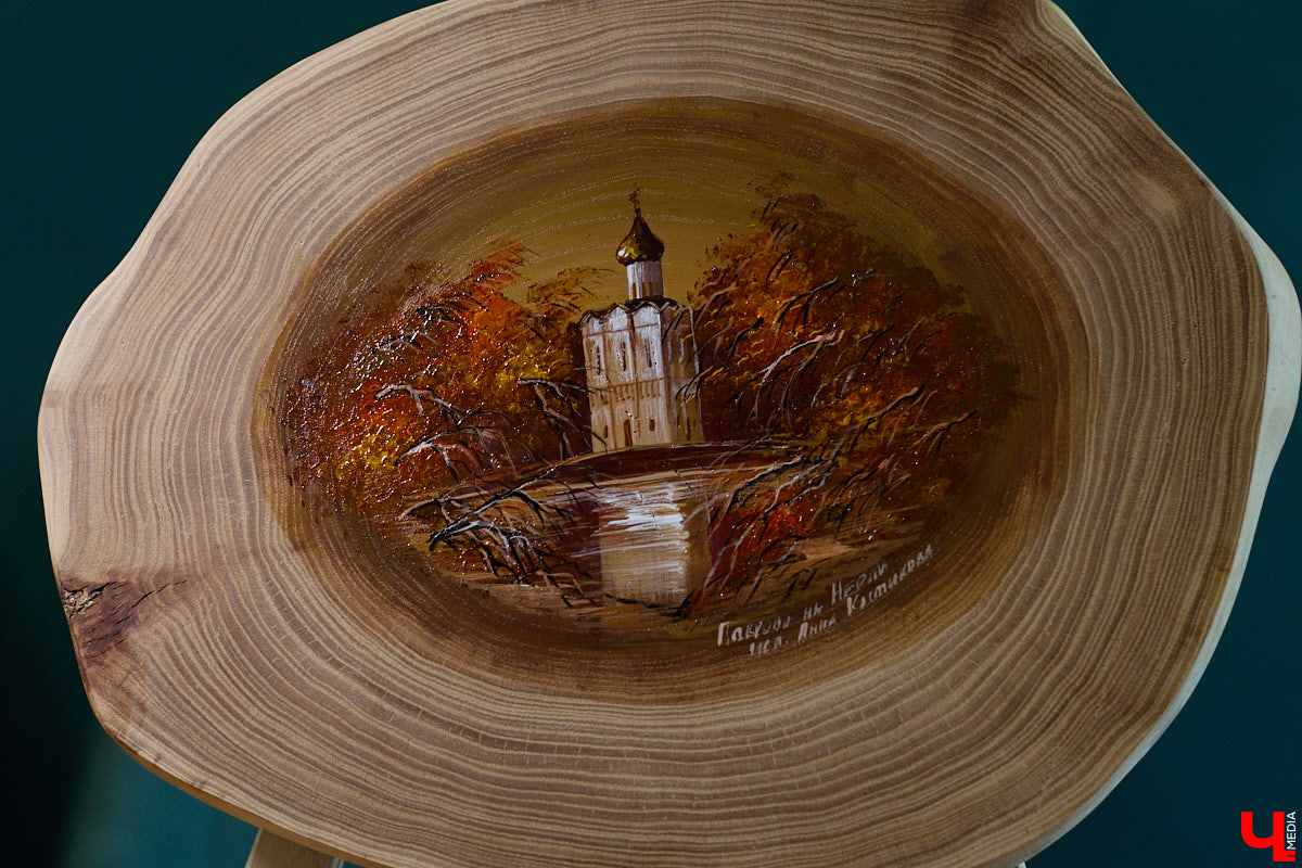 Владимирская художница Анна Костикова рисует свои картины на необычном материале. В качестве холста она использует спилы деревьев. Они придают работам текстуру и теплоту. Сейчас в центре внимания мастера храм Покрова на Нерли.