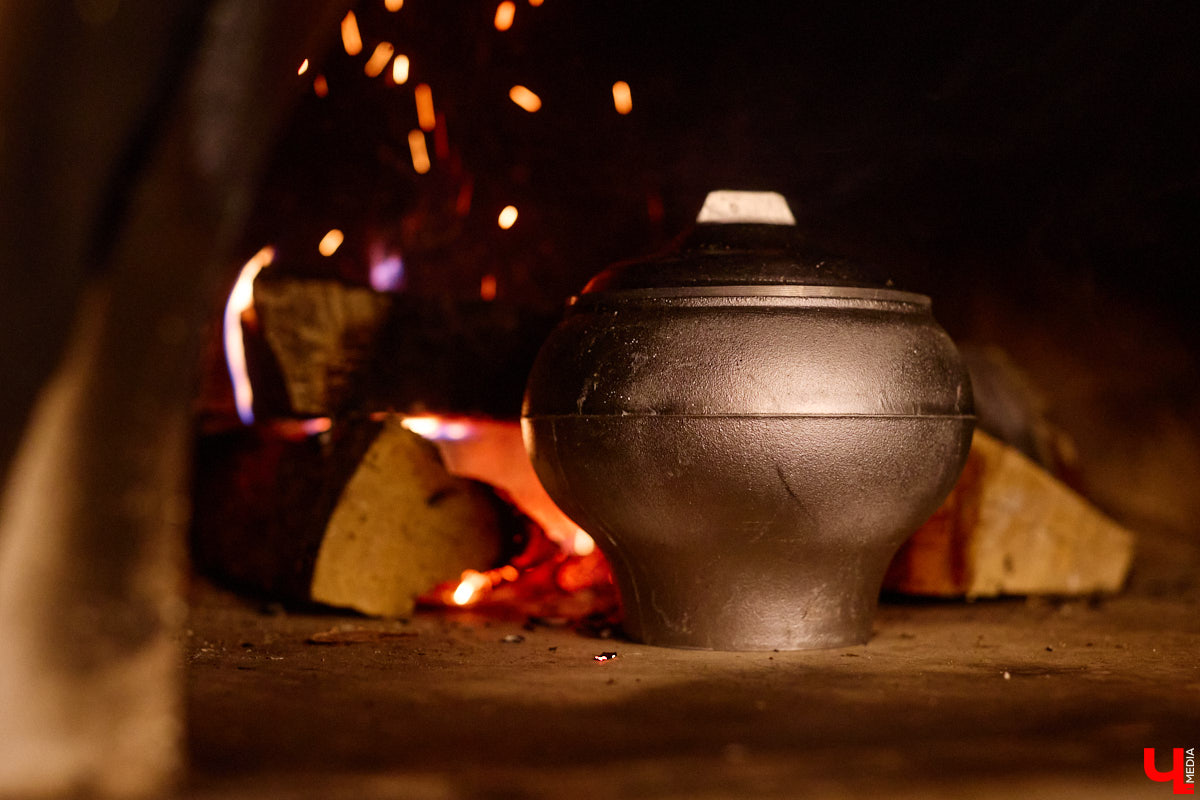 В Суздале не принято спешить. И готовят там тоже без суеты. Местная еда — про основательность, уют, тепло домашнего очага. Ресторан «Дворянское гнездо» именно то место, где данная философия обретает смысл. А подчеркивает ее печное меню, разработанное для ценителей медленного томления, традиционного подхода и чистоты вкуса.
