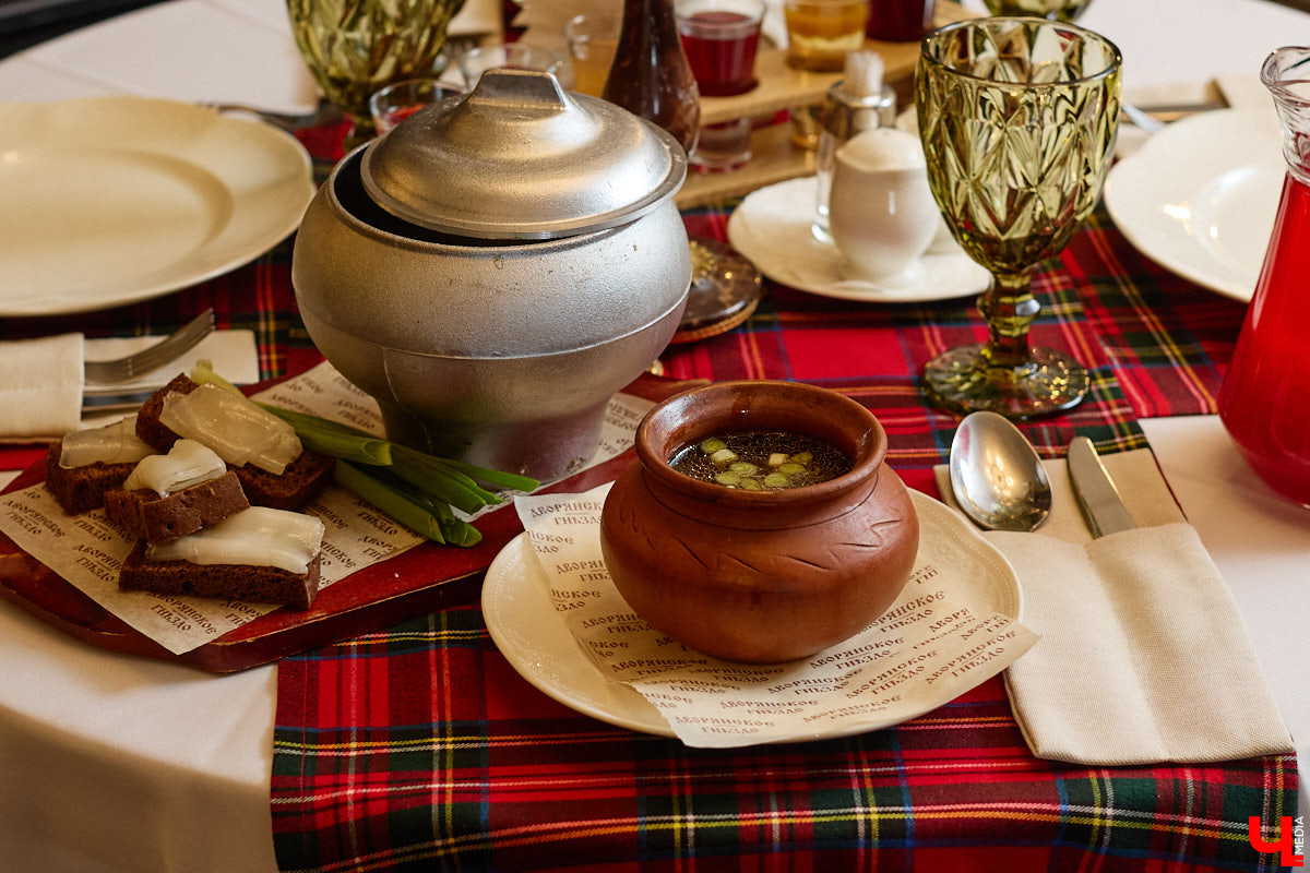 В Суздале не принято спешить. И готовят там тоже без суеты. Местная еда — про основательность, уют, тепло домашнего очага. Ресторан «Дворянское гнездо» именно то место, где данная философия обретает смысл. А подчеркивает ее печное меню, разработанное для ценителей медленного томления, традиционного подхода и чистоты вкуса.