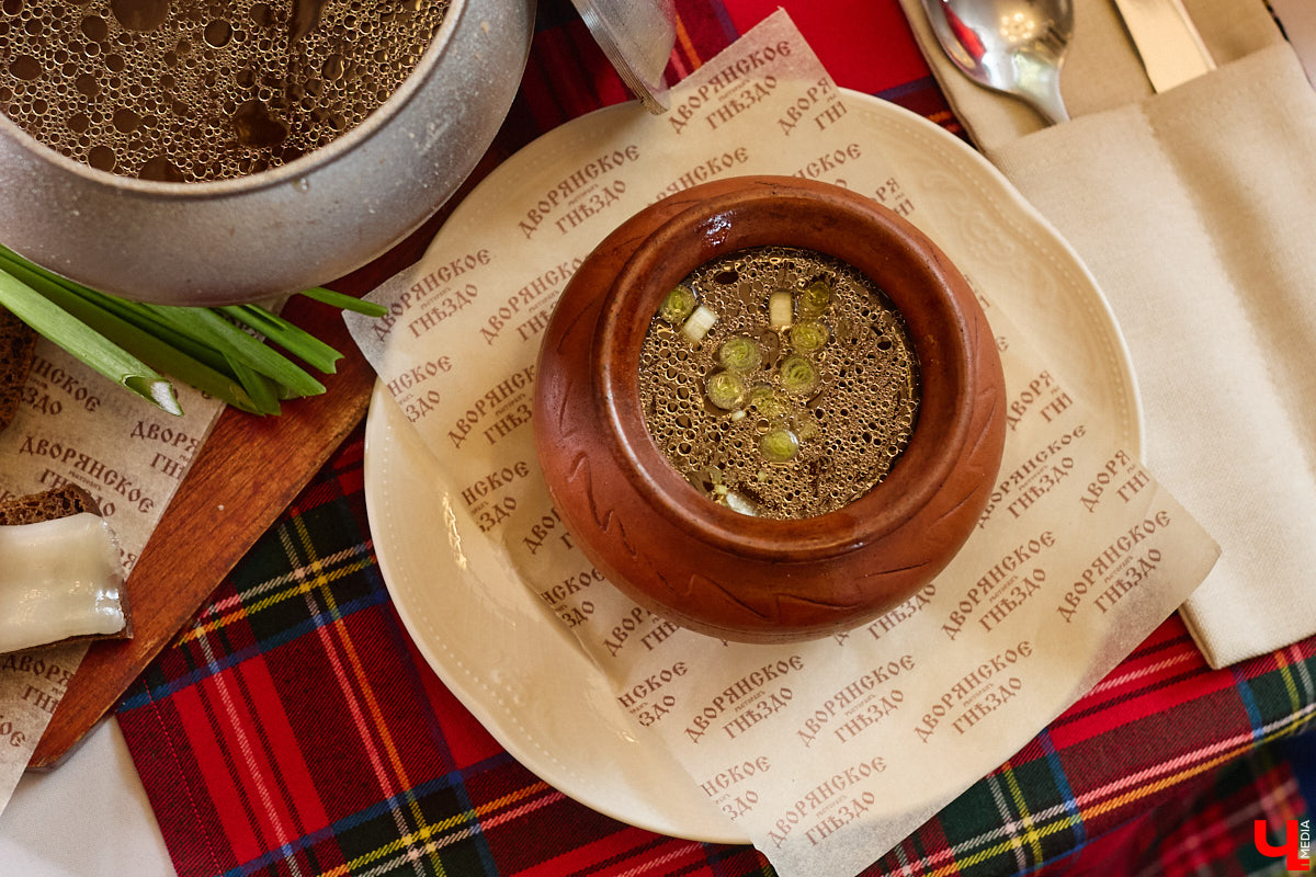 В Суздале не принято спешить. И готовят там тоже без суеты. Местная еда — про основательность, уют, тепло домашнего очага. Ресторан «Дворянское гнездо» именно то место, где данная философия обретает смысл. А подчеркивает ее печное меню, разработанное для ценителей медленного томления, традиционного подхода и чистоты вкуса.