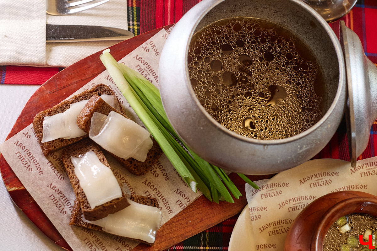 В Суздале не принято спешить. И готовят там тоже без суеты. Местная еда — про основательность, уют, тепло домашнего очага. Ресторан «Дворянское гнездо» именно то место, где данная философия обретает смысл. А подчеркивает ее печное меню, разработанное для ценителей медленного томления, традиционного подхода и чистоты вкуса.