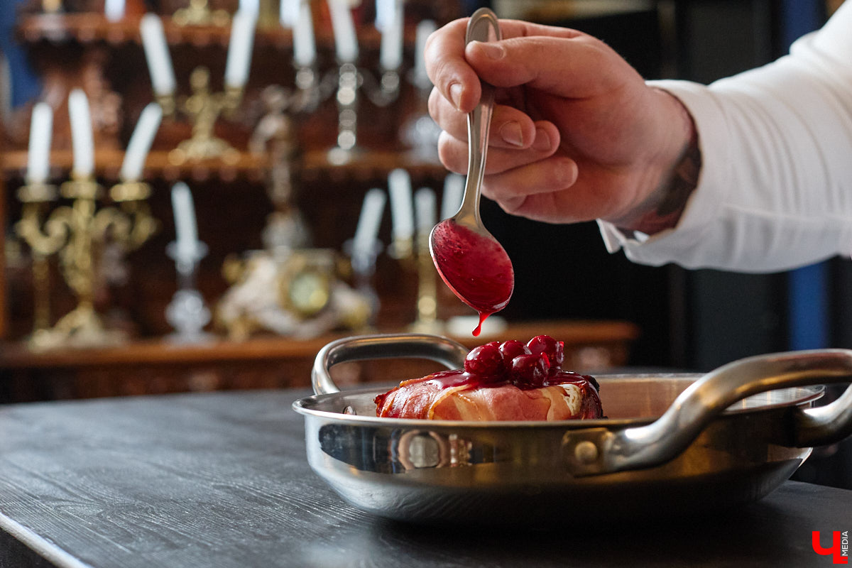 В Суздале не принято спешить. И готовят там тоже без суеты. Местная еда — про основательность, уют, тепло домашнего очага. Ресторан «Дворянское гнездо» именно то место, где данная философия обретает смысл. А подчеркивает ее печное меню, разработанное для ценителей медленного томления, традиционного подхода и чистоты вкуса.