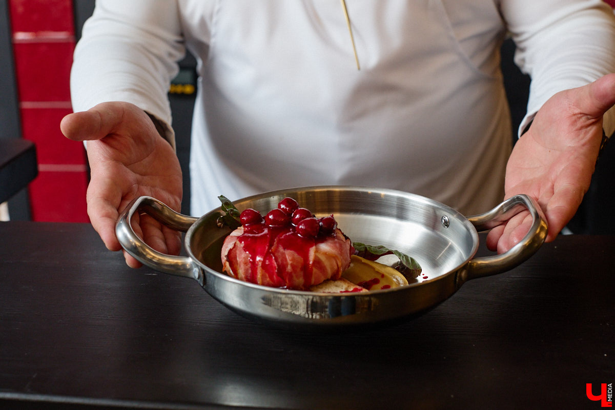 В Суздале не принято спешить. И готовят там тоже без суеты. Местная еда — про основательность, уют, тепло домашнего очага. Ресторан «Дворянское гнездо» именно то место, где данная философия обретает смысл. А подчеркивает ее печное меню, разработанное для ценителей медленного томления, традиционного подхода и чистоты вкуса.