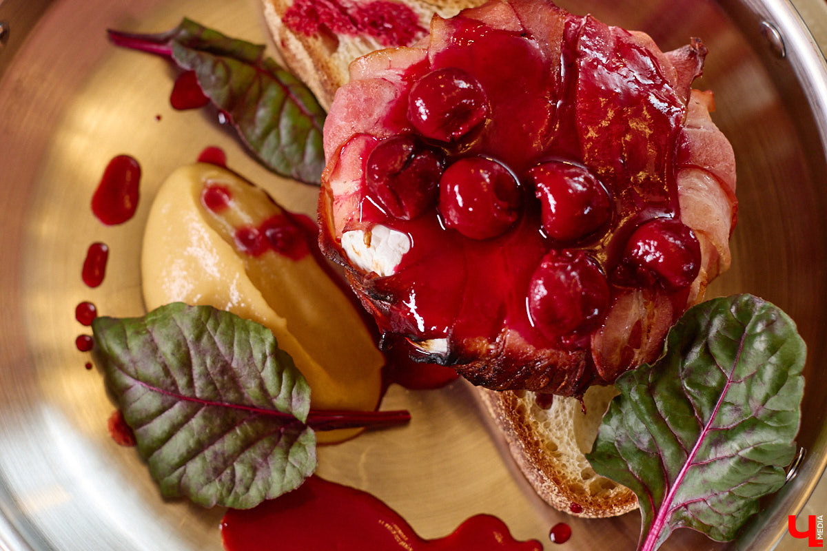 В Суздале не принято спешить. И готовят там тоже без суеты. Местная еда — про основательность, уют, тепло домашнего очага. Ресторан «Дворянское гнездо» именно то место, где данная философия обретает смысл. А подчеркивает ее печное меню, разработанное для ценителей медленного томления, традиционного подхода и чистоты вкуса.