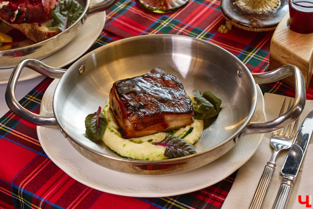 В Суздале не принято спешить. И готовят там тоже без суеты. Местная еда — про основательность, уют, тепло домашнего очага. Ресторан «Дворянское гнездо» именно то место, где данная философия обретает смысл. А подчеркивает ее печное меню, разработанное для ценителей медленного томления, традиционного подхода и чистоты вкуса.