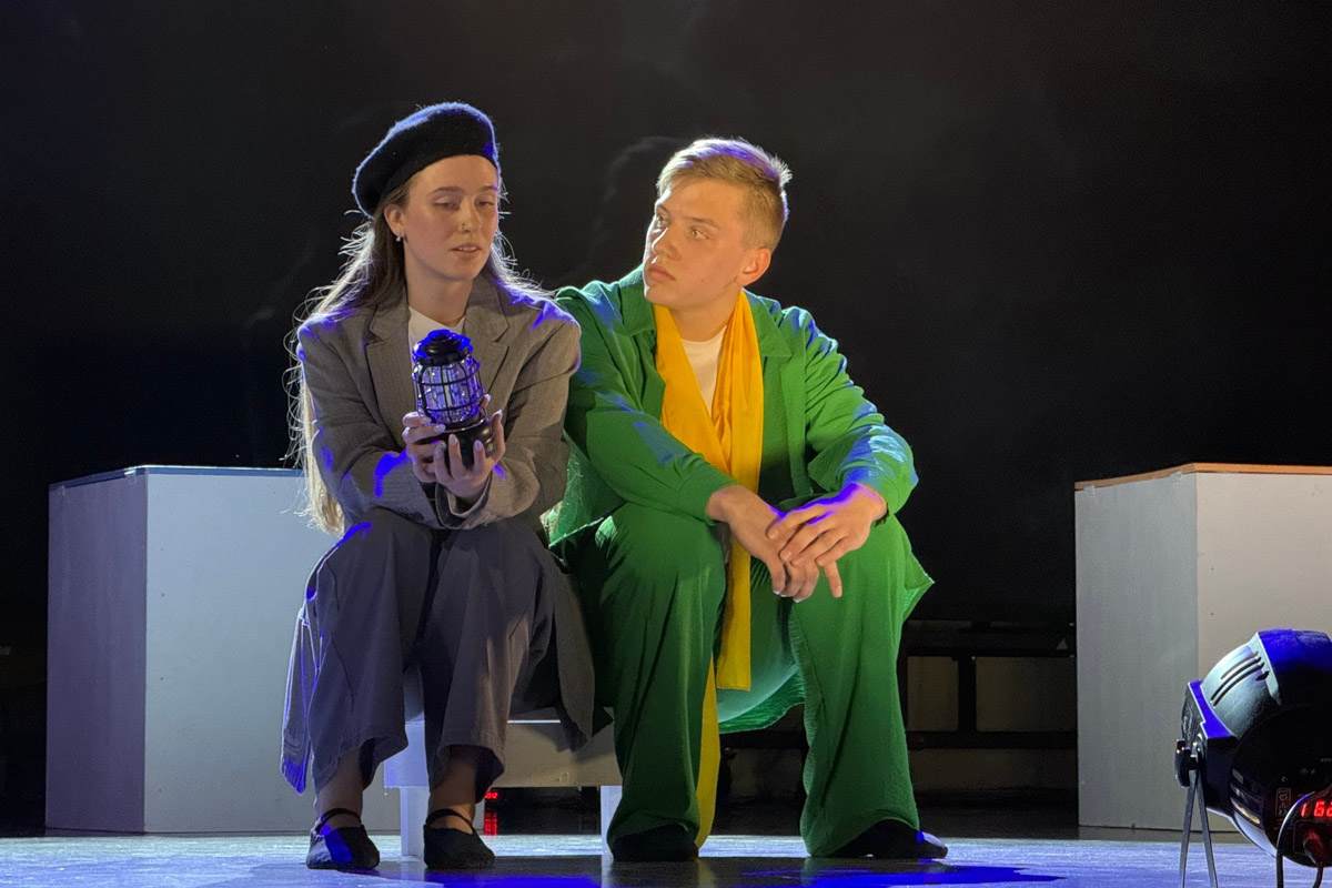 Как понять, что перед вами по-настоящему великое произведение? В первую очередь оно точно не оставит равнодушным. Так произошло и с Ильей Поляковым, героем нашего материала, еще в детстве полюбившем, пожалуй, самую известную книгу Экзюпери. А недавно он побывал на постановке по этой трогательной истории. Своими мыслями о спектакле «Маленький принц» студенческого театра в Муромцеве он делится с читателями «Ключ-Медиа».