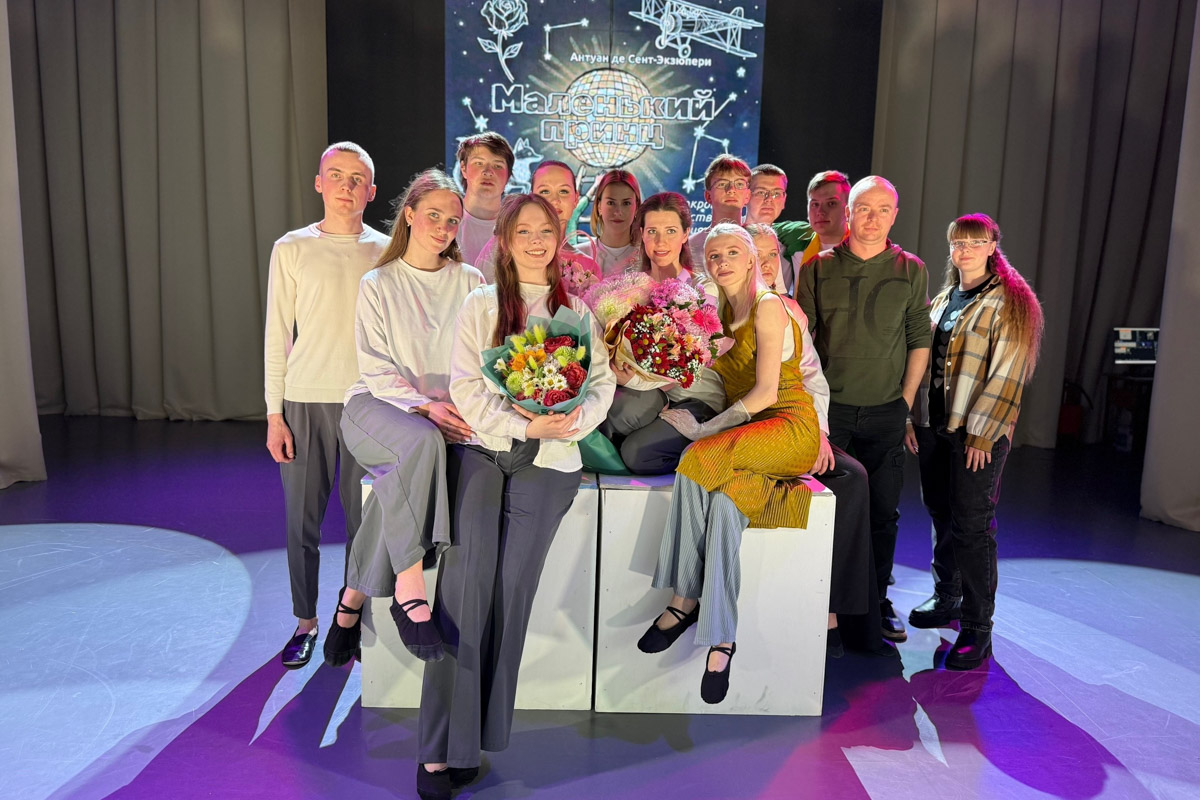 Как понять, что перед вами по-настоящему великое произведение? В первую очередь оно точно не оставит равнодушным. Так произошло и с Ильей Поляковым, героем нашего материала, еще в детстве полюбившем, пожалуй, самую известную книгу Экзюпери. А недавно он побывал на постановке по этой трогательной истории. Своими мыслями о спектакле «Маленький принц» студенческого театра в Муромцеве он делится с читателями «Ключ-Медиа».