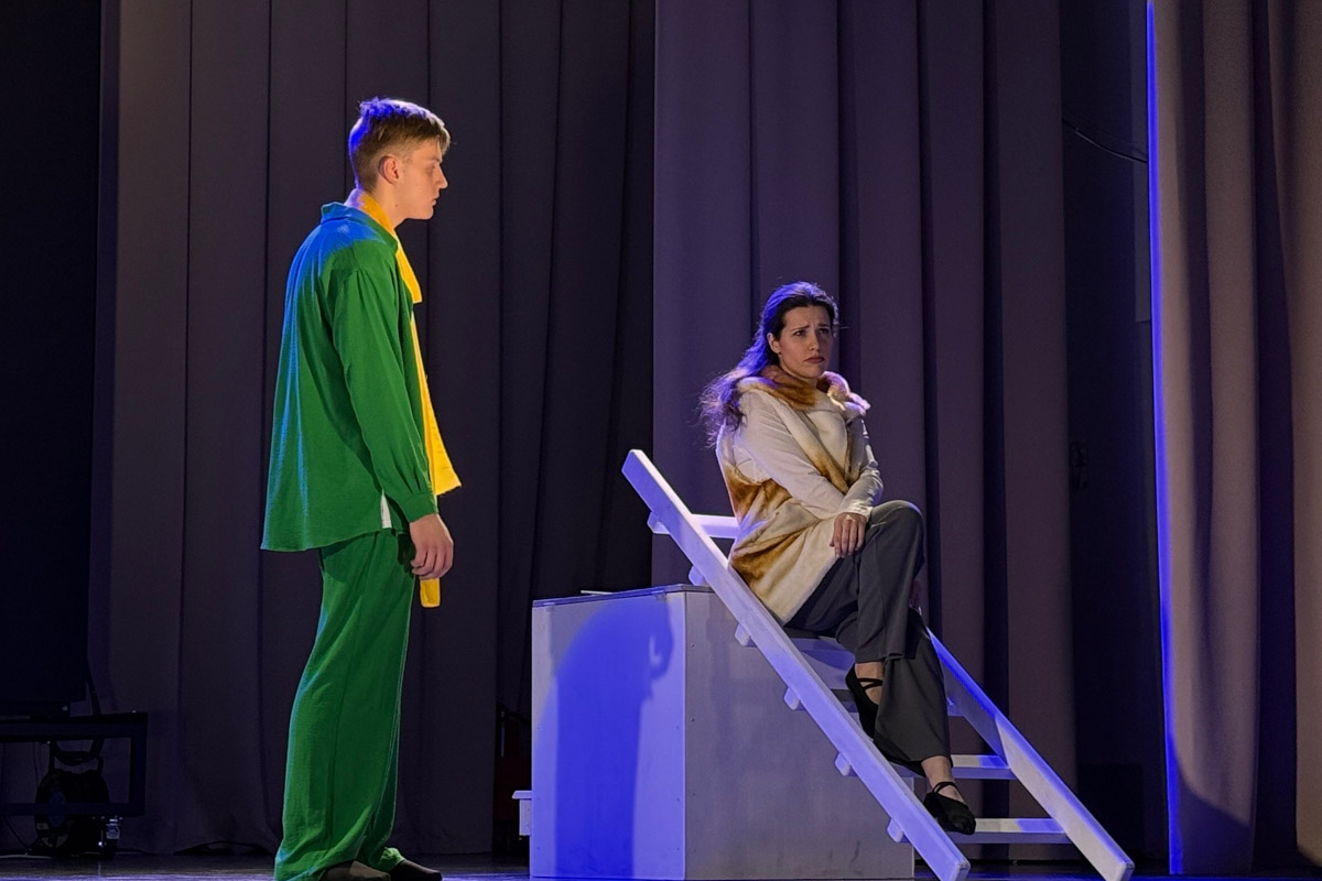 Как понять, что перед вами по-настоящему великое произведение? В первую очередь оно точно не оставит равнодушным. Так произошло и с Ильей Поляковым, героем нашего материала, еще в детстве полюбившем, пожалуй, самую известную книгу Экзюпери. А недавно он побывал на постановке по этой трогательной истории. Своими мыслями о спектакле «Маленький принц» студенческого театра в Муромцеве он делится с читателями «Ключ-Медиа».