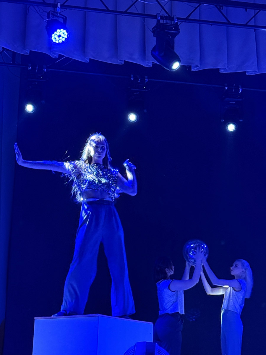 Как понять, что перед вами по-настоящему великое произведение? В первую очередь оно точно не оставит равнодушным. Так произошло и с Ильей Поляковым, героем нашего материала, еще в детстве полюбившем, пожалуй, самую известную книгу Экзюпери. А недавно он побывал на постановке по этой трогательной истории. Своими мыслями о спектакле «Маленький принц» студенческого театра в Муромцеве он делится с читателями «Ключ-Медиа».