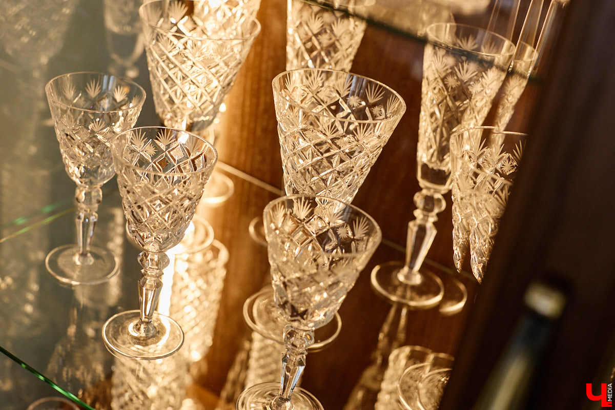 Весной ведущие российские кулинары состязаются в креативе, создавая умопомрачительные десерты. Парадокс в том, что их рецепты на самом деле придуманы более двух тысяч лет назад и в основе своей остались неизменны. Так, во владимирском трактире «Вновь» вернули из забвения александрийский кулич и многослойный курник.