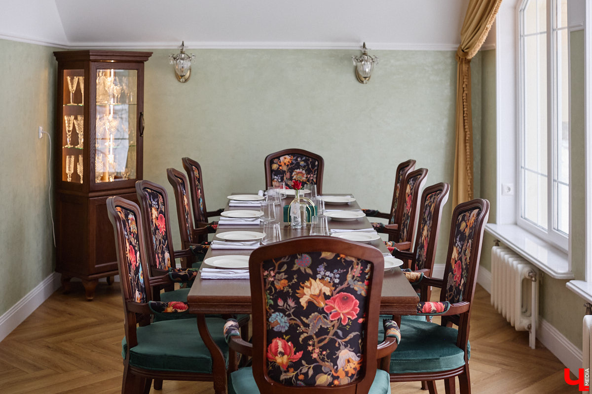 Весной ведущие российские кулинары состязаются в креативе, создавая умопомрачительные десерты. Парадокс в том, что их рецепты на самом деле придуманы более двух тысяч лет назад и в основе своей остались неизменны. Так, во владимирском трактире «Вновь» вернули из забвения александрийский кулич и многослойный курник.