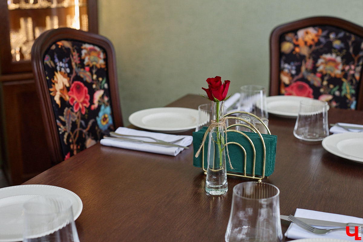 Весной ведущие российские кулинары состязаются в креативе, создавая умопомрачительные десерты. Парадокс в том, что их рецепты на самом деле придуманы более двух тысяч лет назад и в основе своей остались неизменны. Так, во владимирском трактире «Вновь» вернули из забвения александрийский кулич и многослойный курник.