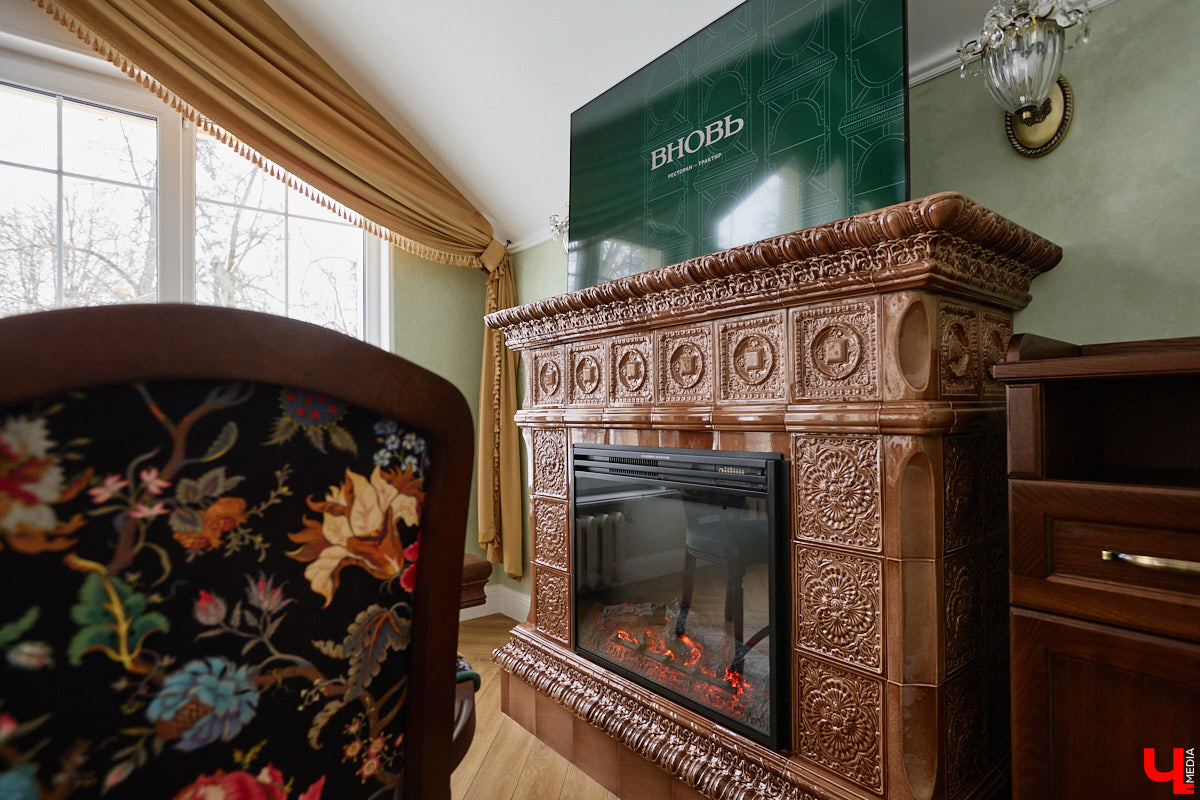 Весной ведущие российские кулинары состязаются в креативе, создавая умопомрачительные десерты. Парадокс в том, что их рецепты на самом деле придуманы более двух тысяч лет назад и в основе своей остались неизменны. Так, во владимирском трактире «Вновь» вернули из забвения александрийский кулич и многослойный курник.