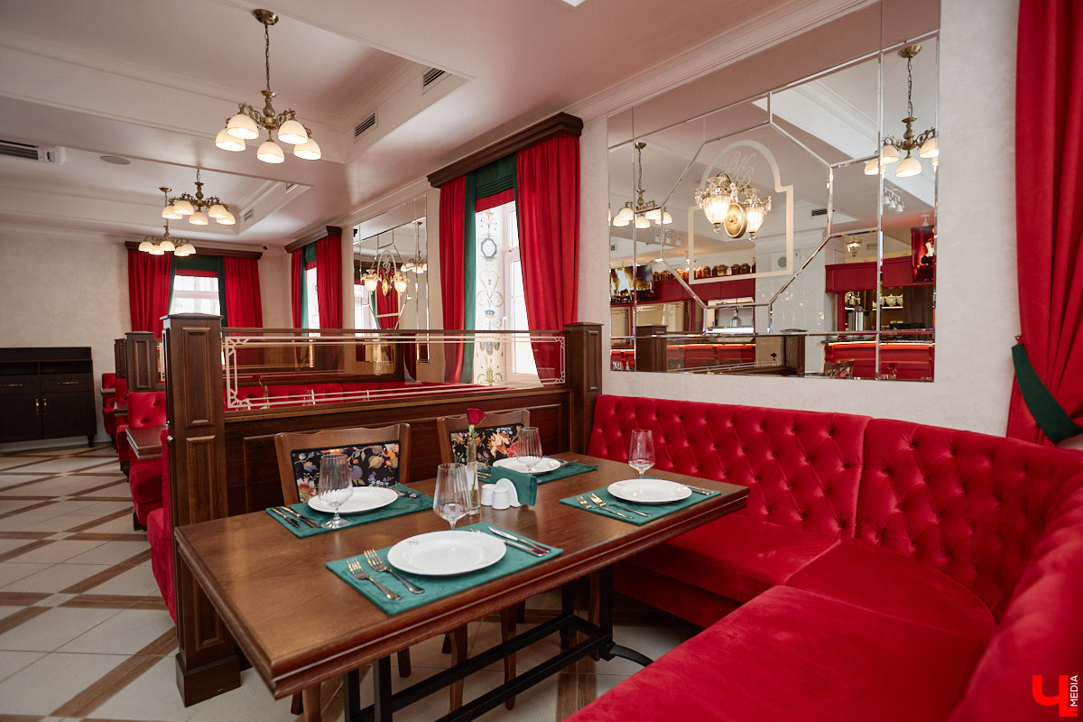 Весной ведущие российские кулинары состязаются в креативе, создавая умопомрачительные десерты. Парадокс в том, что их рецепты на самом деле придуманы более двух тысяч лет назад и в основе своей остались неизменны. Так, во владимирском трактире «Вновь» вернули из забвения александрийский кулич и многослойный курник.