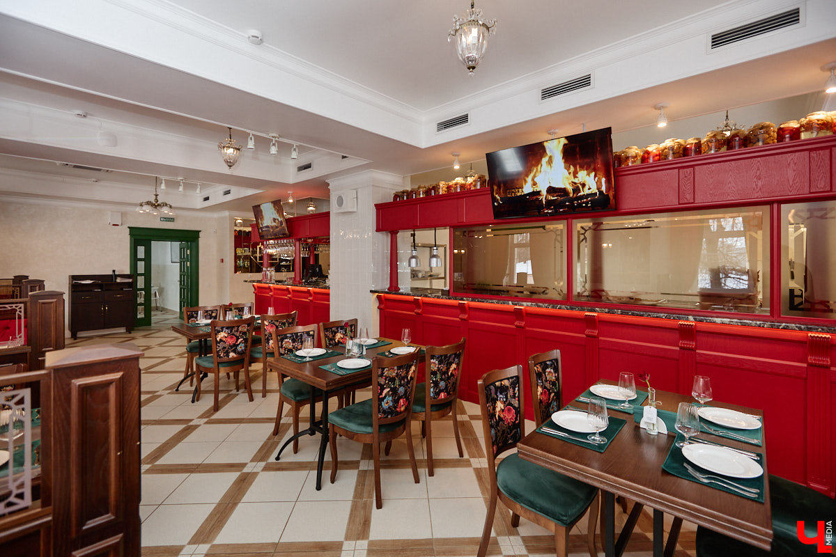 Весной ведущие российские кулинары состязаются в креативе, создавая умопомрачительные десерты. Парадокс в том, что их рецепты на самом деле придуманы более двух тысяч лет назад и в основе своей остались неизменны. Так, во владимирском трактире «Вновь» вернули из забвения александрийский кулич и многослойный курник.