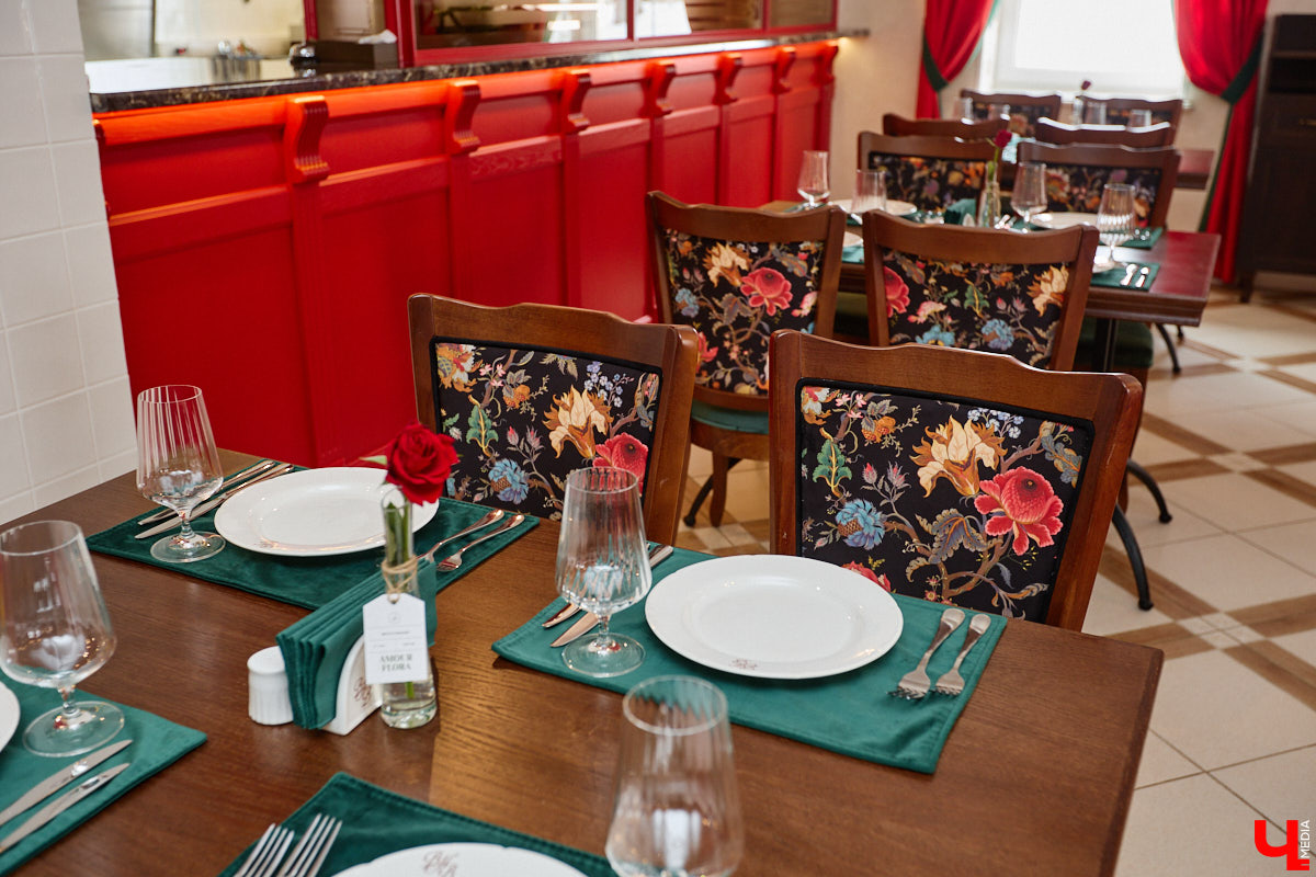 Весной ведущие российские кулинары состязаются в креативе, создавая умопомрачительные десерты. Парадокс в том, что их рецепты на самом деле придуманы более двух тысяч лет назад и в основе своей остались неизменны. Так, во владимирском трактире «Вновь» вернули из забвения александрийский кулич и многослойный курник.