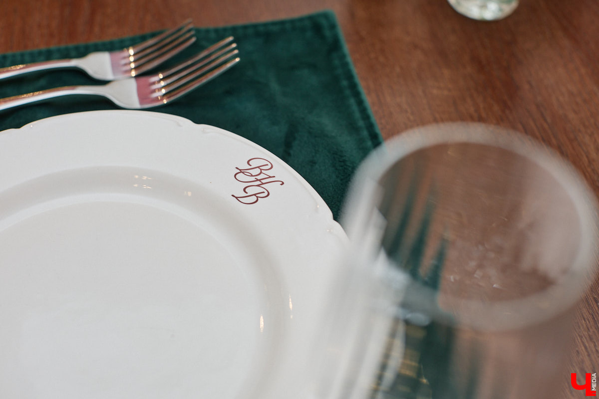 Весной ведущие российские кулинары состязаются в креативе, создавая умопомрачительные десерты. Парадокс в том, что их рецепты на самом деле придуманы более двух тысяч лет назад и в основе своей остались неизменны. Так, во владимирском трактире «Вновь» вернули из забвения александрийский кулич и многослойный курник.