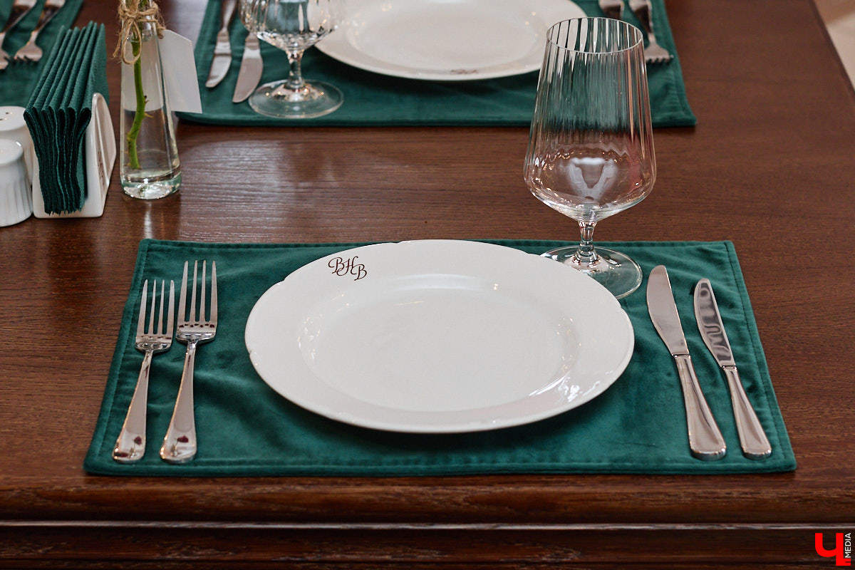 Весной ведущие российские кулинары состязаются в креативе, создавая умопомрачительные десерты. Парадокс в том, что их рецепты на самом деле придуманы более двух тысяч лет назад и в основе своей остались неизменны. Так, во владимирском трактире «Вновь» вернули из забвения александрийский кулич и многослойный курник.